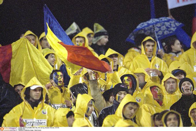 Romunski navijači so v deževnem vremenu pričakovali, da bodo njihovi ljubljenci doma premagali Katančevo četo in se uvrstili na SP 2002. | Foto: Reuters