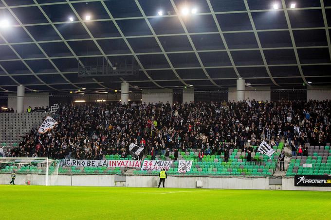 Na južni tribuni največjega nogometnega objekta v Sloveniji se je zbralo več kot dva tisoč Prekmurcev. | Foto: Žiga Zupan/Sportida
