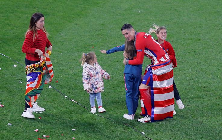 Torres je prvo lovoriko z Atleticom na zelenici v Lyonu proslavil skupaj z družino. | Foto: Reuters