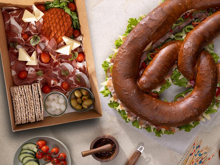 Presta velikanka s sirom in salamo ter praznični box narezek | Foto: Spar
