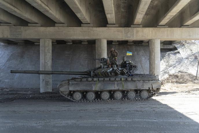 Ukrajinski tank | Ukrajinci so v začetku novembra osvobodili mesto Herson ob Dnepru, obenem pa se morajo silovito braniti pred ruskimi enotami, ki napadajo mesto Bahmut v regiji Doneck na vzhodu Ukrajine. Na fotografiji: ukrajinski tank. | Foto Guliverimage