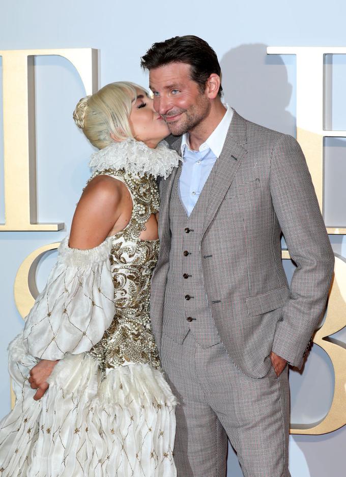 Bradley Cooper in Lady Gaga sta bila na promocijah njunega filma vedno zelo domača. | Foto: Getty Images