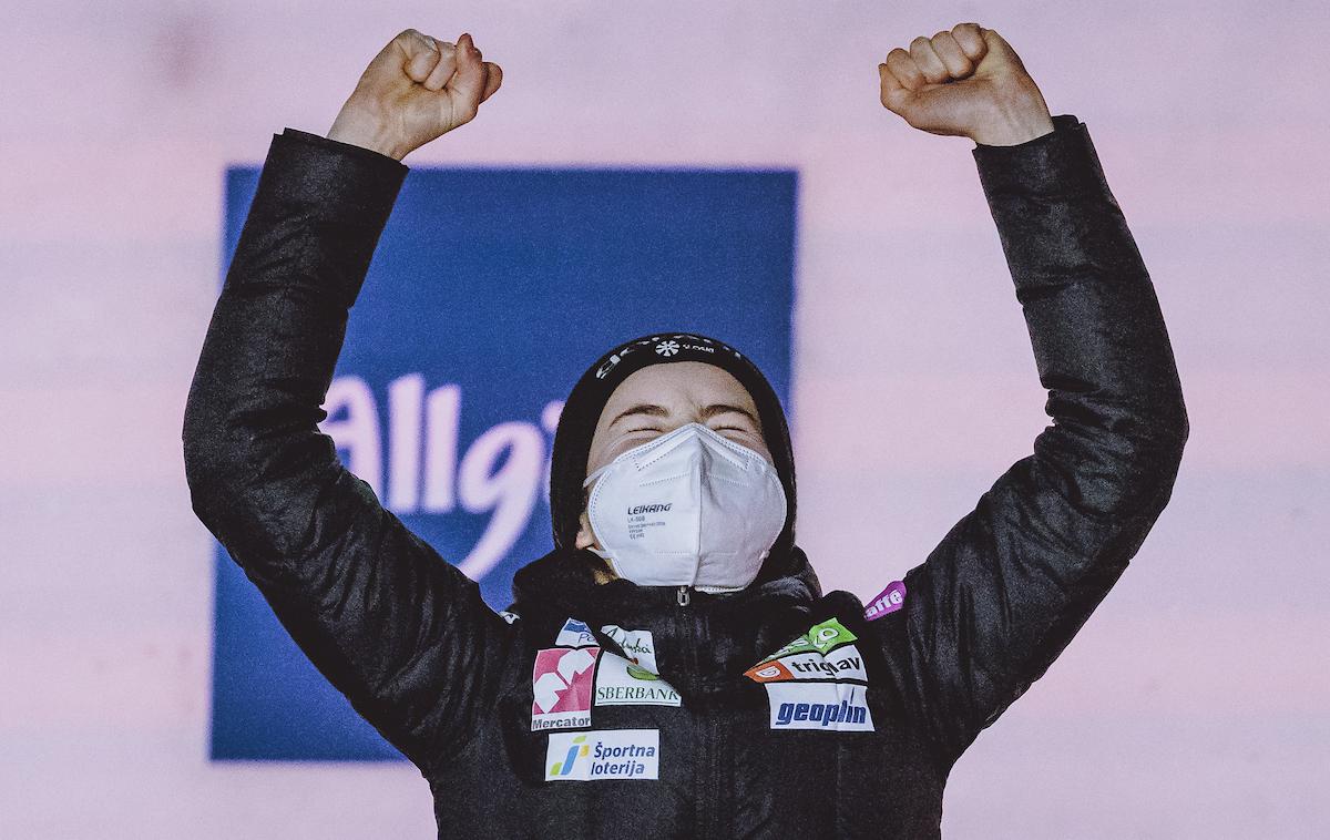 Nika Križnar | Tako se je Nika Križnar razveselila bronaste medalje na veliki skakalnici na svetovnem prvenstvu v Oberstdorfu. | Foto Sportida