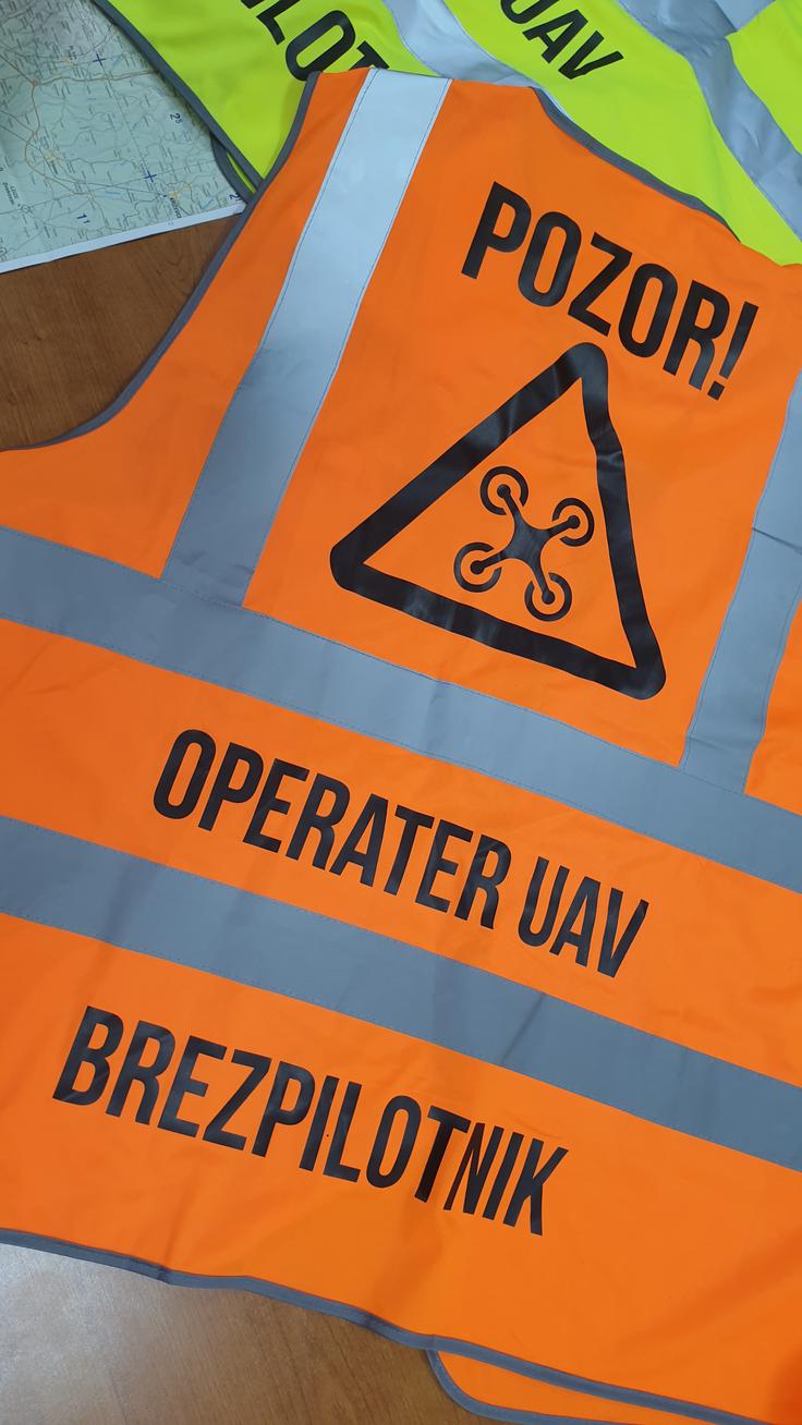 droni brezpilotniki Nova pravila zahtevajo obvezno registracijo vseh dronov in operaterjev. | Foto: Metka Prezelj