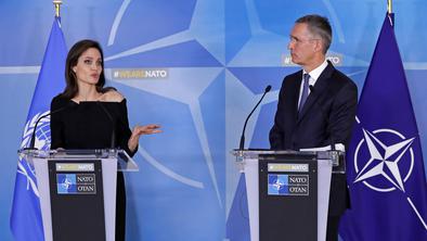 Angelina Jolie še včeraj v Parizu, danes v Bruslju z Jelkom Kacinom #foto #video