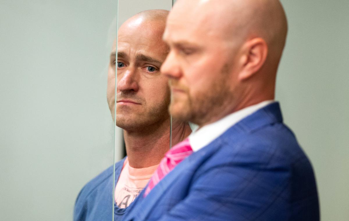 Joseph David Emerson | Joseph Emerson je na sodišču v petek dejal, da po zaužitju gob ni mogel zaznavati resničnosti, a da to seveda ne pomeni, da je ravnal pravilno. "Zaradi te težke poti sem boljši oče, mož in član skupnosti," naj bi dejal. | Foto Guliverimage