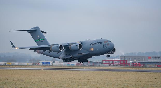 Vsaj 20 velikih ameriških vojaških transportnih letal prispelo na Bližnji vzhod #video #vŽivo