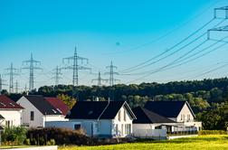 Daljnovodi potekajo po vaši parceli? Kaj lahko posameznik stori in ali lahko iztrži plačilo za služnost. #pravni nasvet