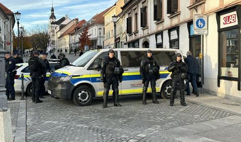 Protestni shod v Novem mestu: ljudje se že zbirajo, policija v pripravljenosti #vŽivo