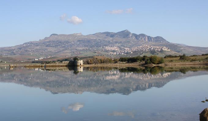 Pogled na Sambuco z obale jezera Arancio, nad katerim leži mesto. | Foto: Thomas Hilmes/Wikimedia Commons