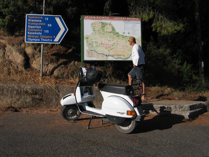 Vespa mu odlično služi več kot 30 let, z njo je prevozil 75 tisoč kilometrov, odpeljala ga je tudi vse tja do Grčije. | Foto: Aleš Črnivec