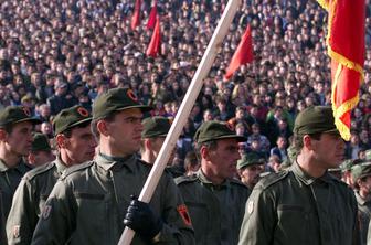 Enajst pripadnikov Osvobodilne vojske Kosova zaradi vojnih zločinov v zapor