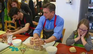 Borut Pahor pomagal pri peki piškotov #video