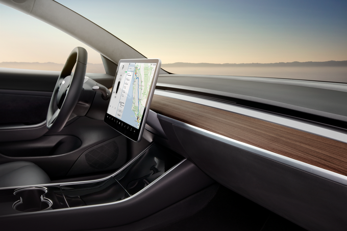 Prek digitalnega zaslona bo voznik spreminjal tudi nastavitev stranskih ogledal, odpiral predal pred sovoznikom in nastavljal odprtino za zračenje notranjosti. Raziskave sicer kažejo, da upravljanje vozila prek digitalnih zaslonov (tja se seli vse več fizičnih gumbov) zmanjša osredotočenost voznika na promet.   | Foto: Tesla