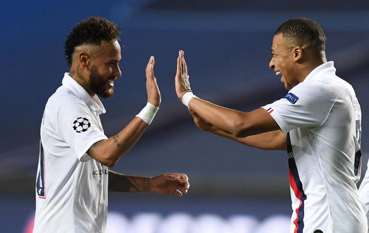 Zvezdniški tandem PSG, Neymar in Kylian Mbappe, ki je pred časom z 200 milijonov evrov poskrbel za rekordno vrednost, še vedno velja za tržno najvrednejša nogometaša na svetu. | Foto: Reuters