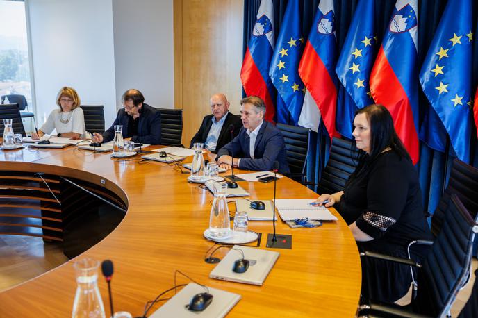 Premier Golob sprejel predstavnike pedagogov in humanitarnih organizacij | Humanitarne organizacije Zveza prijateljev mladine Slovenije, Rdeči križ Slovenija in Slovenska Karitas so predsedniku vlade Robertu Golobu predlagale dvig dodatka k otroškemu dodatku za enostarševske družine s sedanjih 30 odstotkov na 50 odstotkov. | Foto Nebojša Tejić/STA