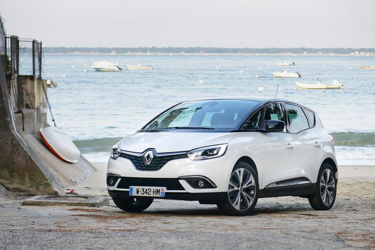 Priznam, da delovanja elektromotorja oziroma učinka dodatnega navora ob opravljanju testnih kilometrov nisem zaznal. Obenem pa tudi ne bi vedel, da vozim hibrida, če me na to ne bi opominjal poseben prikazovalnik električnega toka znotraj instrumentne plošče. | Foto: Ciril Komotar