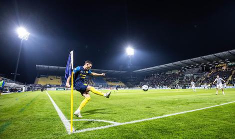 Stadion se polni, v Celju vse pripravljeno za tekmo leta, znana prva postava