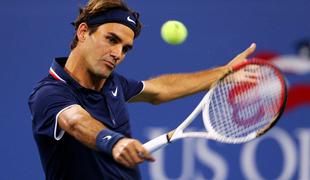 Federer gladko naprej, šokanten izpad Tsongaja