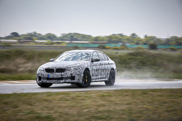 Novi BMW M5 bo s prilagodljivim štirikolesnim pogonom zmogel brutalno moč motorja spraviti na asfalt z veliko manj izgubami pogona. Rezultat pa je jasen: avtomobil bo še suroveje pospeševal, še hitreje nizal zavoje, obenem pa bo bolj uporabnem v slabem vremenu ter pozimi.  | Foto: BMW
