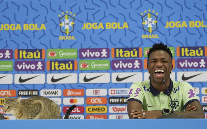 Vinicius Junior se je ob obisku mačke na novinarski konferenci prešerno nasmejal. | Foto: AP / Guliverimage