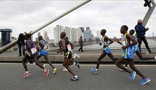 Kenijec Kipsang 2;04:57 v Frankfurtu