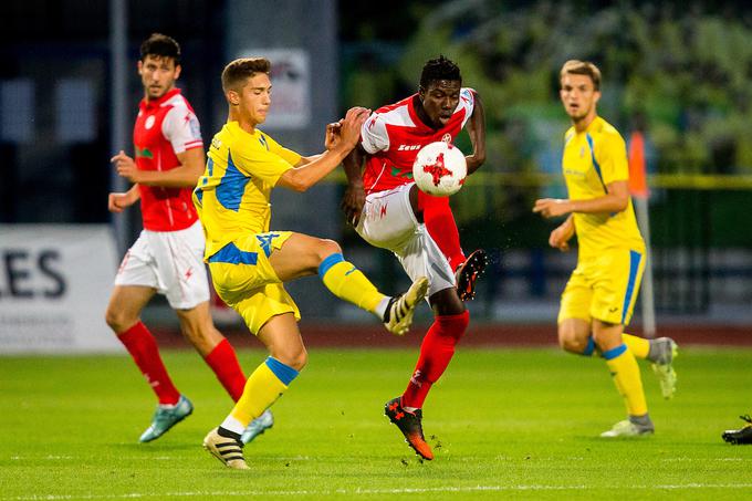 Derrick Ediyaa Mensah je v jesenskem delu prejel kar sedem rumenih kartonov. | Foto: Žiga Zupan/Sportida