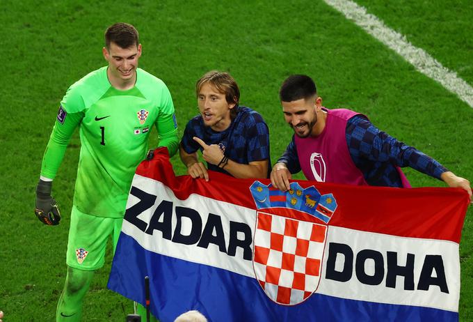 Rojeni Zadrčani Dominik Livaković, Luka Modrić in Martin Erlić so v Katarju pozirali z zastavo Zadar Doha. | Foto: Reuters