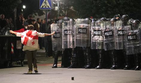Brutalni spopad med policijo in protestniki #video