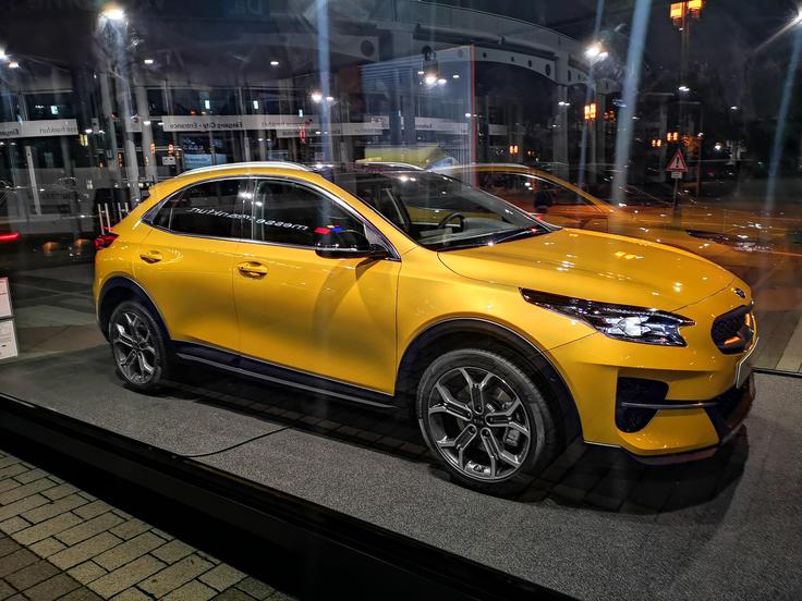 Novi crossover znamke Kia pred vhodom na razstavišče. | Foto: Gregor Pavšič