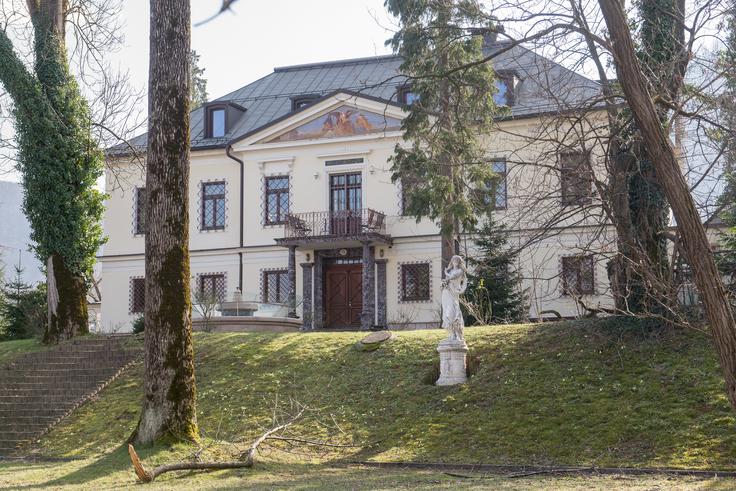 Vila Marija v Slovenskih Konjicah, ki je bila dana za zavarovanje posojila pri NLB, konec decembra pa jo je stečajni upravitelj Gradirja Jernej Goričar neuspešno prodajal. Njena tržna vrednost je ocenjena na milijon evrov. | Foto: Bor Slana