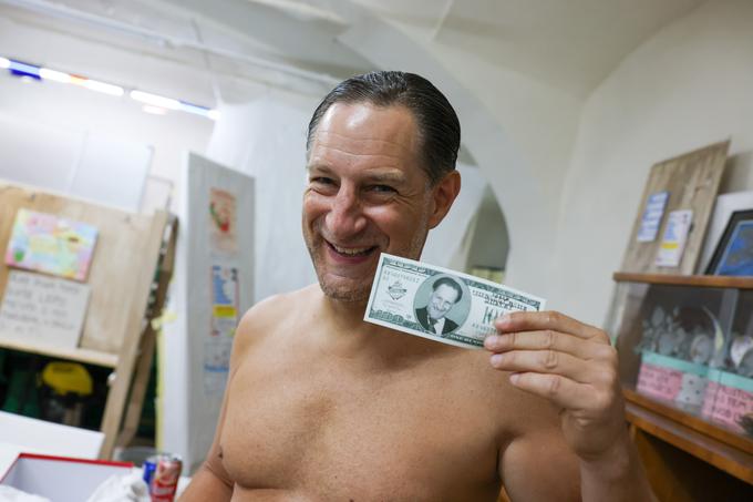 Denhof je kot pravi "bankster" s seboj prinesel dolarske bankovce z lastno podobo. | Foto: Mediaspeed