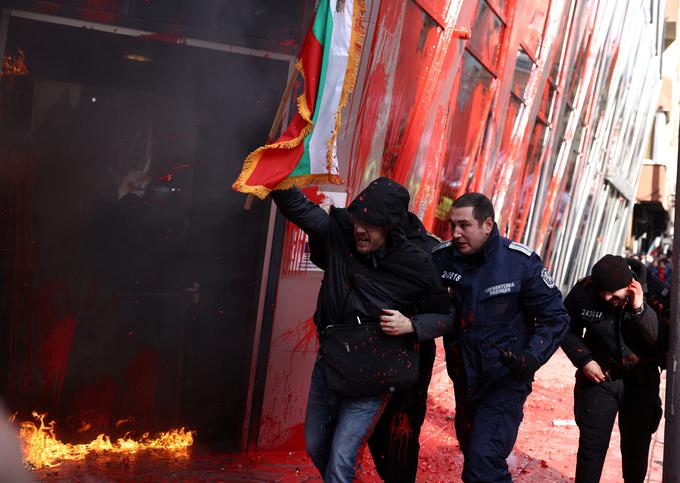 Policija je sporočila, da je bilo v posredovanju ranjenih desetih njenih pripadnikov, pridržali so šest ljudi. | Foto: Reuters