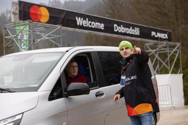 Prostovoljec Tomi v akciji | Foto: Mastercard