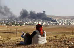 Turčija dovolila iraškim Kurdom, da se pridružijo boju za Kobane (video)