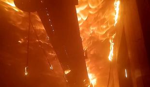 Gasilci so se morali umakniti iz gorečega nebotičnika #video #foto