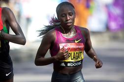 Kenijka za tri sekunde popravila svetovni rekord v polmaratonu