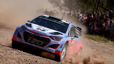 Hayden Paddon v vodstvu po polovici dneva na Sardiniji