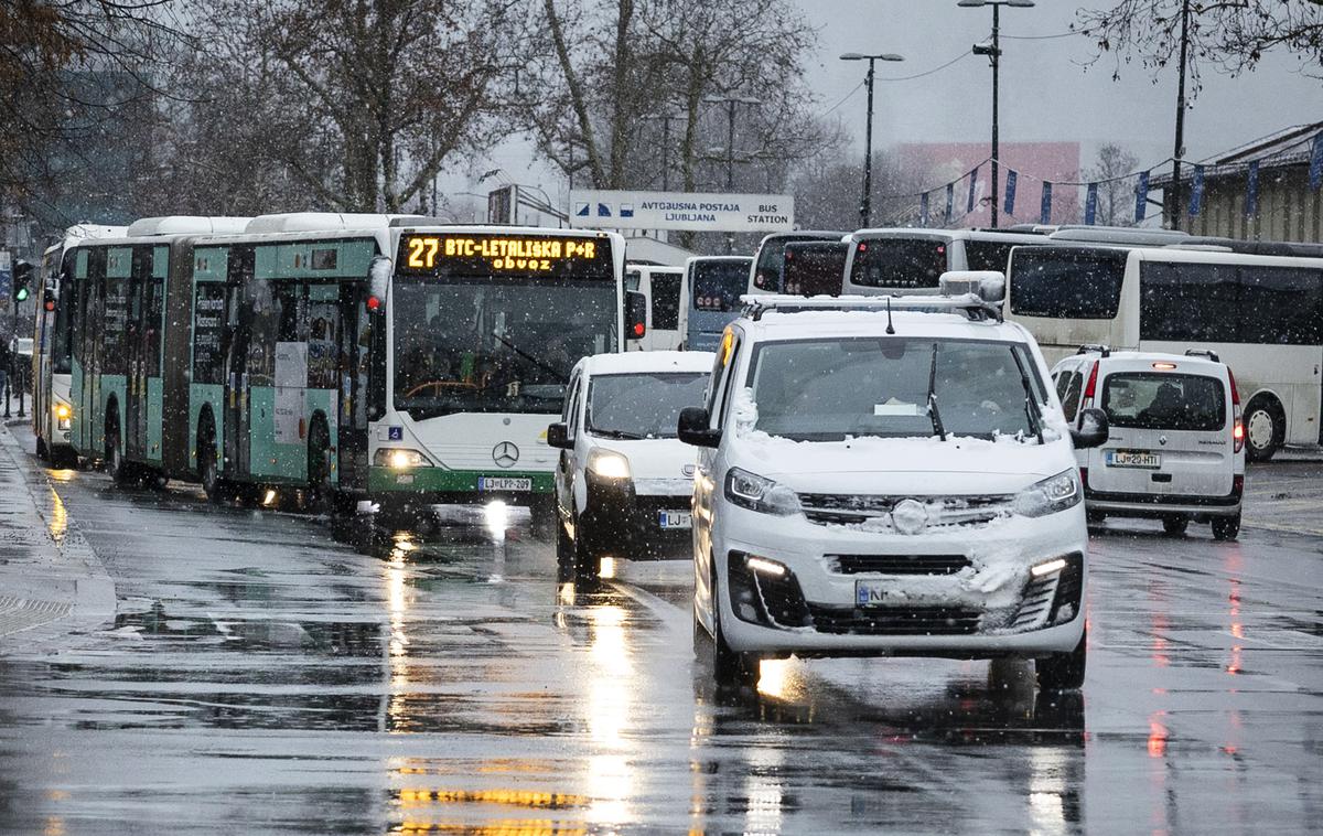 LPP | Podatki kažejo, da je s hojo, čakanjem in vožnjo vred povprečna potovalna hitrost LPP zgolj deset kilometrov na uro. | Foto Ana Kovač