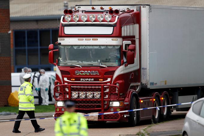 V prikolici tovornjaka v Essexu so v sredo odkrili 39 trupel. | Foto: Reuters