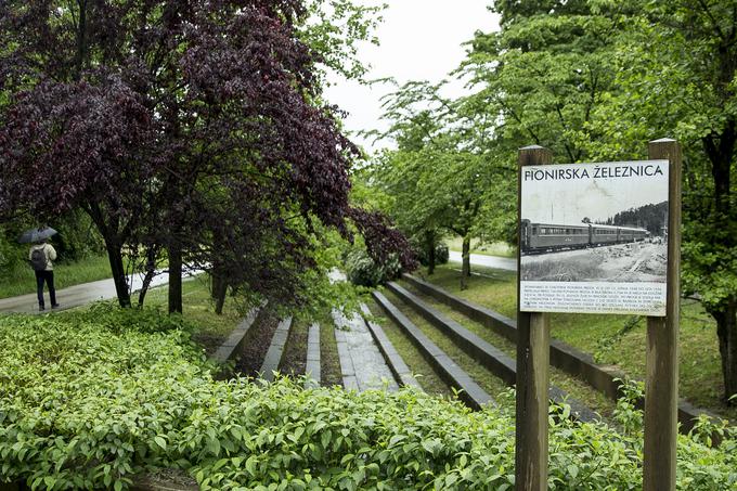 Po trasi nekdanje železnice med Rožno dolino in Kosezami danes poteka kolesarska pot. O njenem obstoju pričajo spominske table. | Foto: Ana Kovač