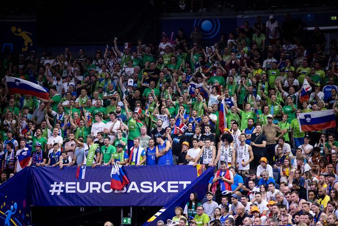 Slovenski navijači so večkrat preglasili gostitelje v Nemčiji. | Foto: FIBA