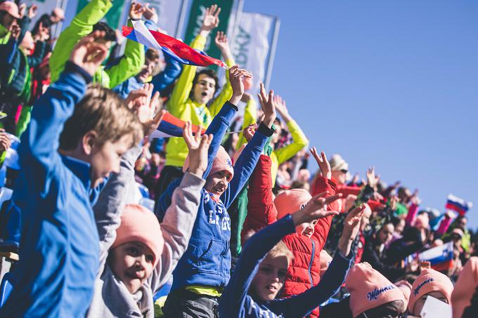 V četrtek je bilo v Planici čutiti imenitno energijo in bučno podporo mladih navijačev. | Foto: Grega Valančič/Sportida