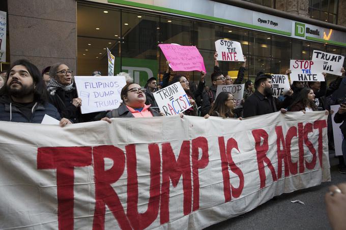 Pred hotelom so ljudje zahtevali konec rasizma, politike delitev in sovraštva ter strahu, veterani so prišli, da pokažejo, da vsi niso republikanci, največ ljudi pa je zahtevalo višje plače. | Foto: Reuters