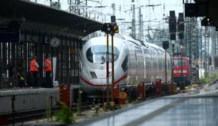 V Nemčiji osemletnika porinil pred bližajoči se vlak