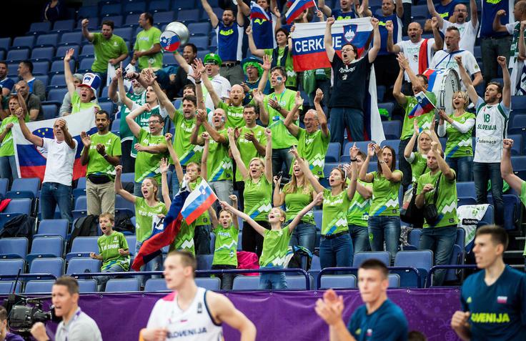 V Helsinke so spet pripotovali slovenski navijači in bodrili Dragića in druščino. | Foto: Vid Ponikvar