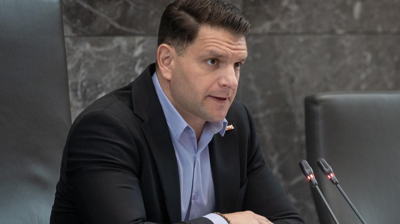 Stevanović pozval poslance: Ne uničujte inventarja DZ #video