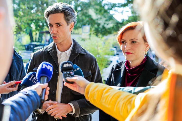 Mesec je ob prihodu napovedal, da bosta z Vrečko danes predstavila tudi okvir za progam Levice na volitvah in v prihodnosti. | Foto: STA