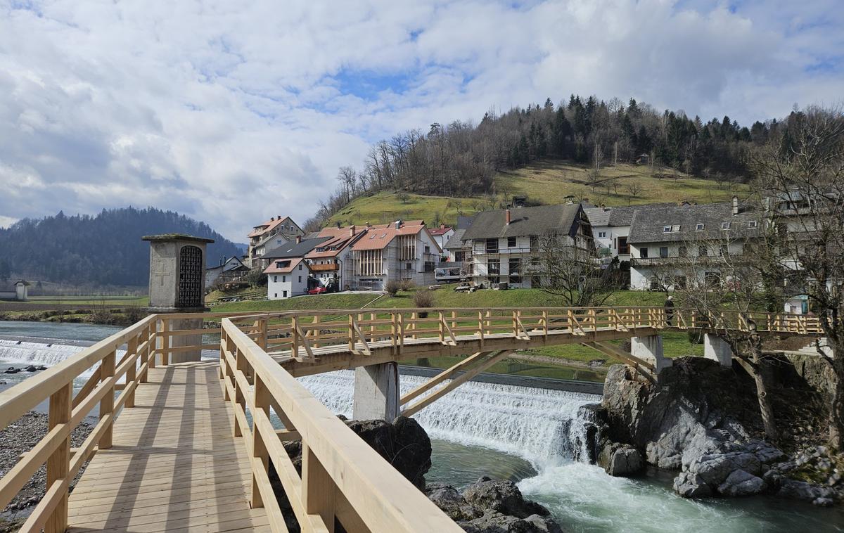 Hudičeva brv, rekonstrukcija | Hudičeva brv je ena najbolj prepoznavnih in kultnih škofjeloških znamenitosti. Kot je zapisano na spletnih straneh Turizma Škofja Loka, gre za leseno brv z znamenjem, ki je svoje ime dobila po nekdanjem prikazovanju hudiča. Skupaj s svojo okolico pa je ena izmed najbolj slikovitih lokacij v Škofji Loki. | Foto STA