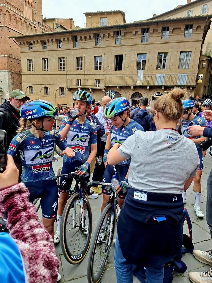 Žigartina klubska kolegica Letizia Borghesi je bila po napaki na trasi v cilju zelo razočarana. | Foto: Alenka Teran Košir